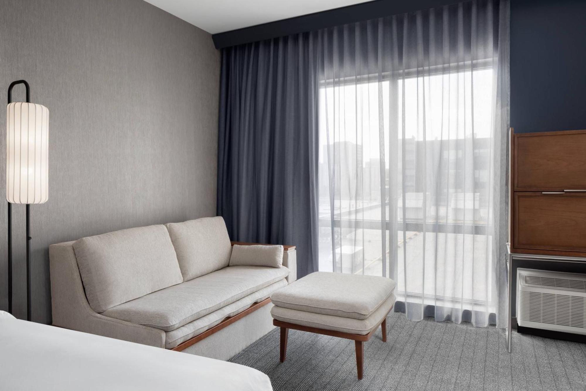 คอร์ตยาร์ด แลนซิง ดาวน์ทาวน์ Hotel แลนซิ่ง ภายนอก รูปภาพ